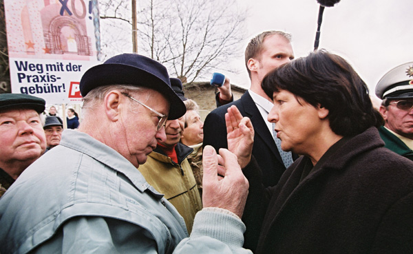 Ulla Schmidt, Bundesministerin für Gesundheit und Soziales, diskutiert mit Demonstranten über die Gesundheitsreform (19. Februar 2004)